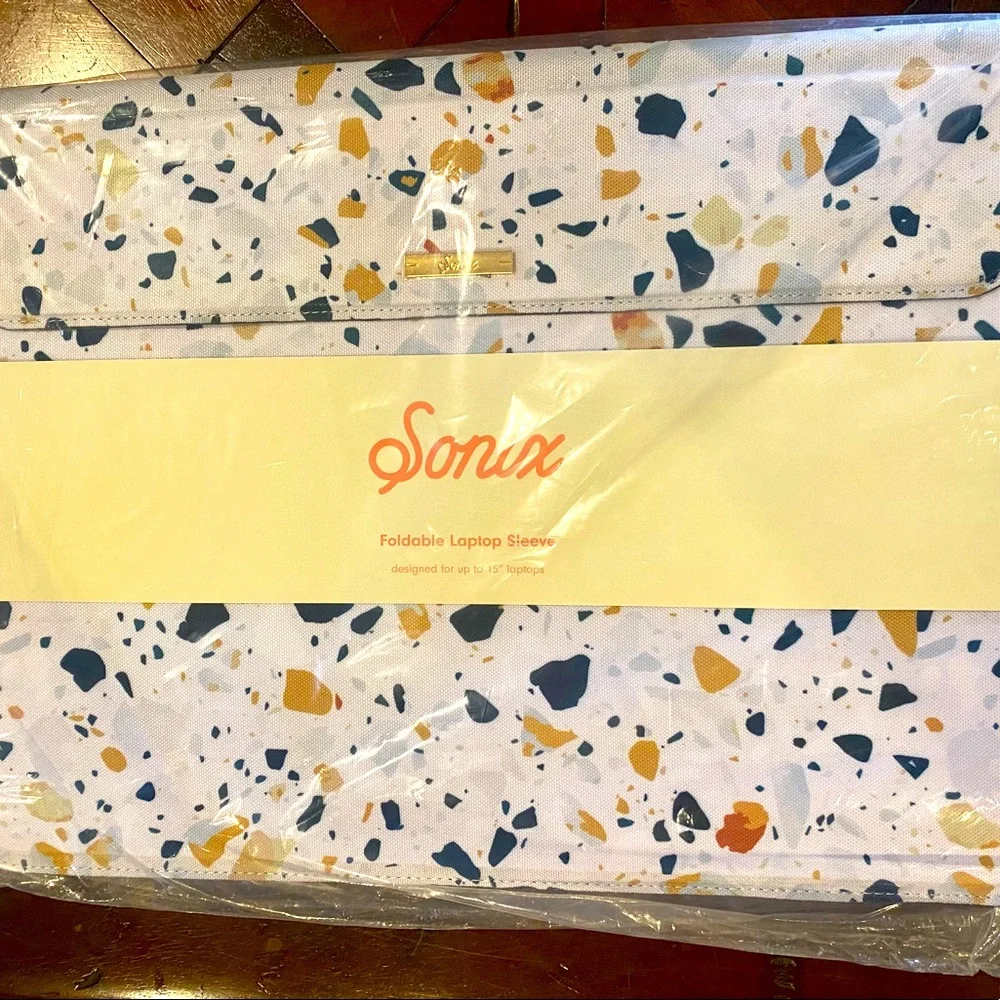 NWT Sonix 15” Laptop Sleeve